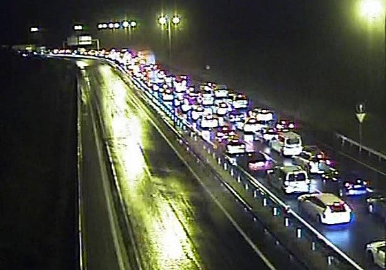 Cortada dos horas la GI-636 en Lezo, sentido Errenteria, tras hacer un camión la tijera