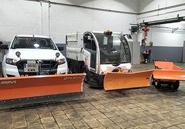 Algunos de los vehículos del dispositivo preparados con palas frontales.