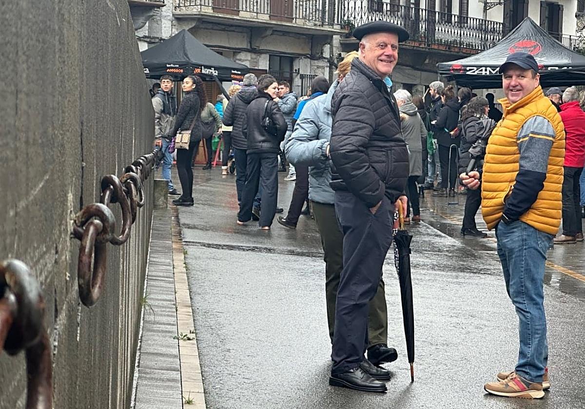 La Plaza Zaharra de Lesakaayer sin ganado, sin concurso,en una jornada lluviosa.