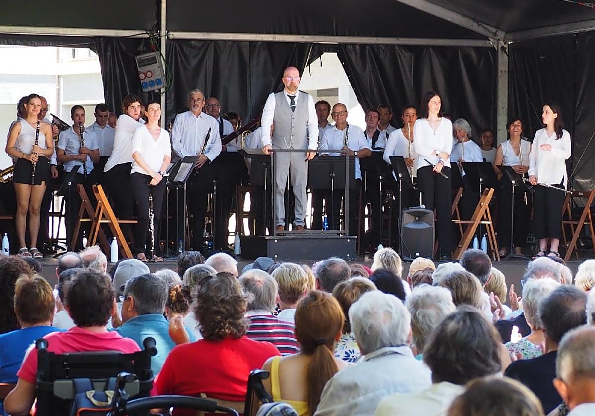 Zumaiako Musika Banda, Joxe Mari Azkuerekin, sanpedroetan egindako kontzertuan.