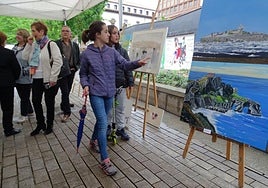 La feria se refugia en los bajos consistoriales ante las previsiones.