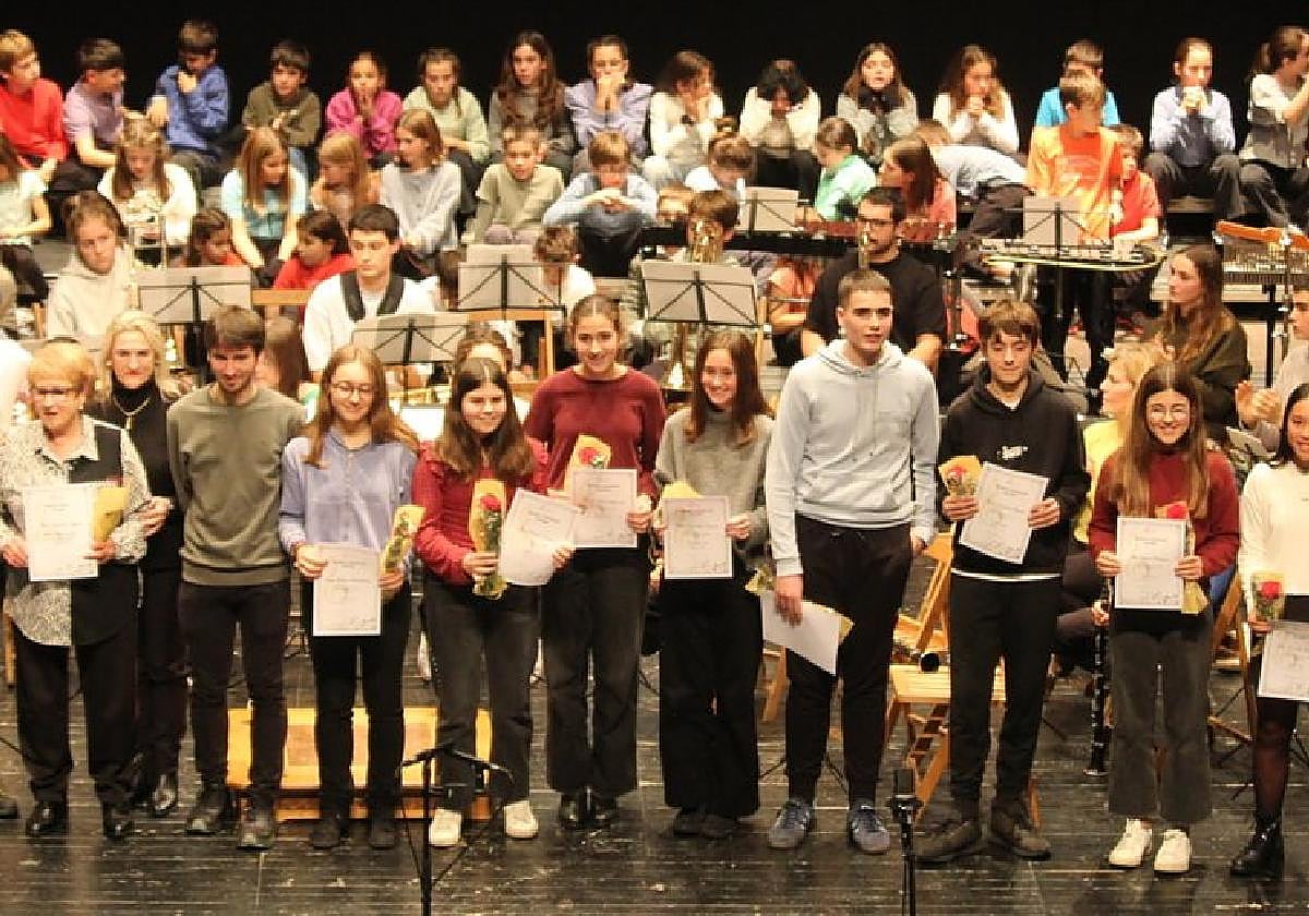 Ekitaldiaren amaieran diplomak jaso zituzten ikasleak, tartean, Felixa Garmendiak.