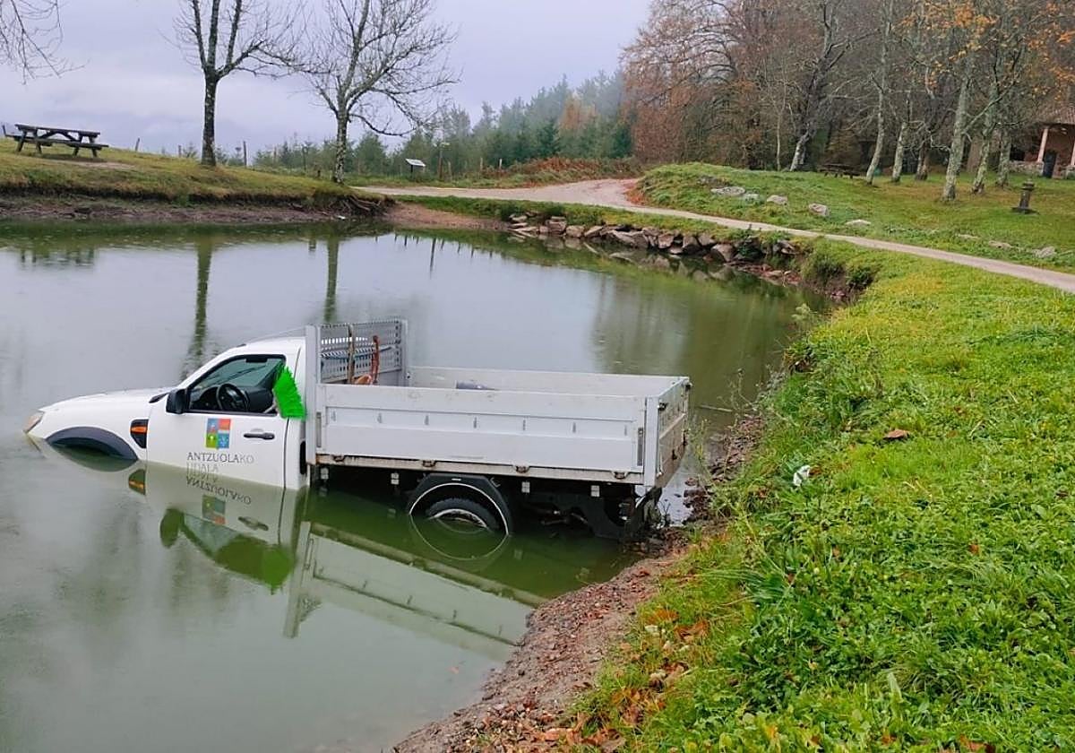 La 'pick up' no se hundió por la poca prifundidad en Asentzio y quedó a medio sumergir frenada por el lodo.