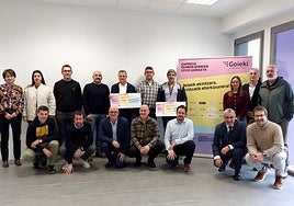 Los premiados junto a los representantes de Goieki, y de las intituciones y empresas patrocinadoras.