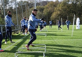 Ander Barrenetxea, durante el calentamiento del entrenamiento de ayer en Zubieta.