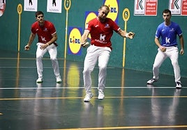 Elordi lleva una pelota en el centro de la cancha, con Zabaleta detrás y Martija en la pared.