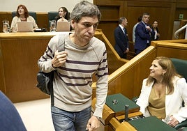 El parlamentario de Sumar, Jon Hernández, en la Cámara vasca.