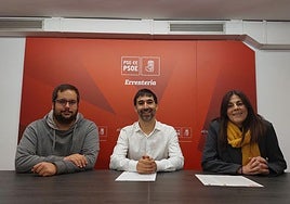Iñaki Ruiz, Isaac Palencia y Amudena de la Torre en la sede del PSE-EE en Errenteria