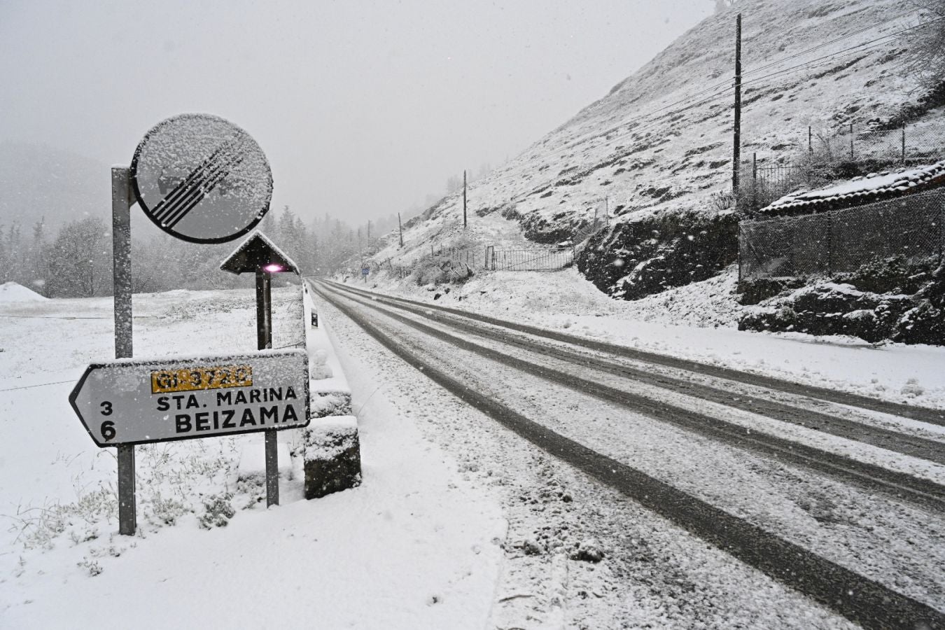 Los campos cercanos a Beizama y Santa Marina se han ido tapando con un fino manto blanco. 