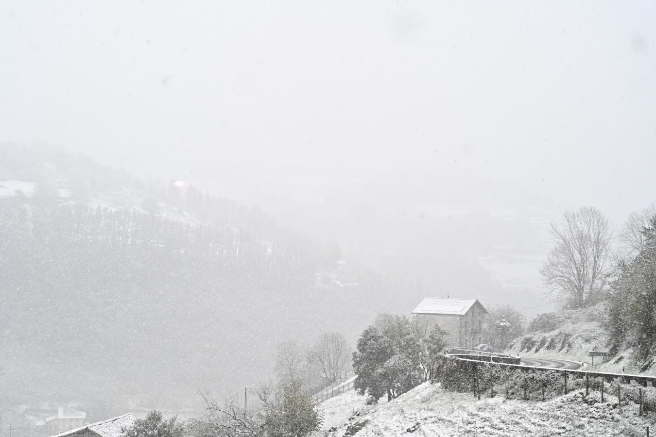La carretera que une Bidania con Tolosa, cubierta de nieve.