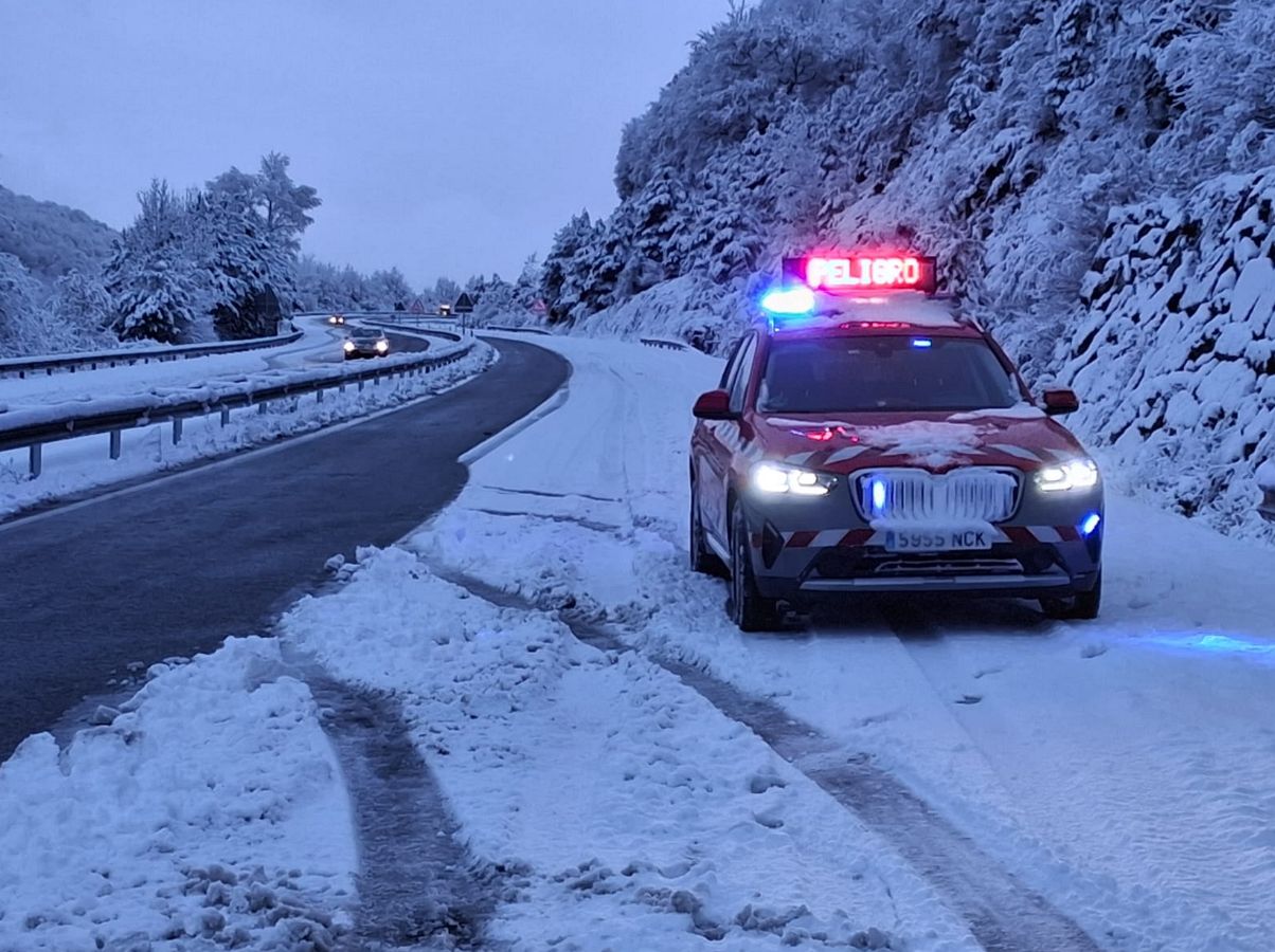 En la A-15 entre Pamplona y San Sebastián la nevada ha sido copiosa y se han generado retenciones y cortes por la nieve. 