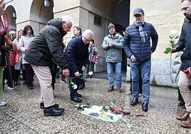 Entrega floral sobre la imagen de Lluch.