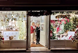 El escaparate de La Coquine alumbra ya la Plaza de los Fueros.