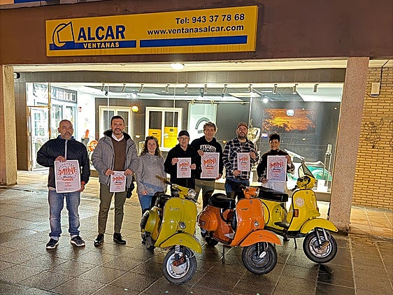 Responsables municipales con miembros de Soocter Club Euskadi en el exterior de Ventanas Alcar.