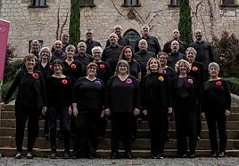 Imagen del coro Aiztondo tomada recientemente en la zona del palacio de Murgia.