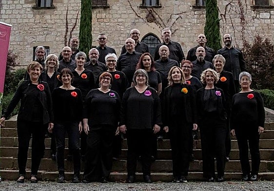 Imagen del coro Aiztondo tomada recientemente en la zona del palacio de Murgia.