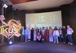 Responsables de Ikuska, autoridades e integrantes de Bekoz Beko en la entrega del premio a Jana Moreno.