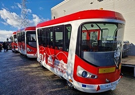 Locomotora y dos vagones forman en confortable Tren Txikito que sustituye al Tren Verde.