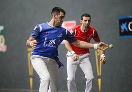 Ezkurdia juega una pelota de zurda, ante la mirada de Altuna III. Hoy harán pareja.