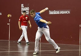 Beñat Apezetxea realiza un saque ante Ekhi Irribarria en la final del año pasado en Zumarraga.