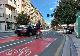 Un ciclista accede al paseo de Colón desde el puente del ferrocarril.