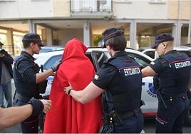 Dos ertzainas trasladan a un detenido a los juzgados de Donostia.