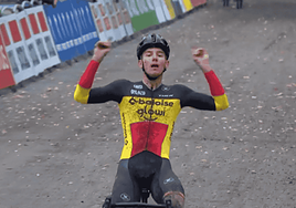 Thibau Nys, gran favorito mañana, celebra la victoria en el Flandriencross de Hamme la semana pasada.