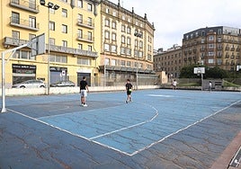 La pista de baloncesto de Sagüés presentaba desde hace años grietas y fisuras en su pavimento.