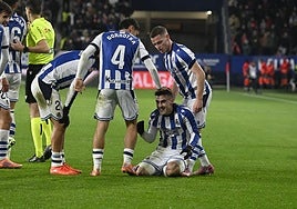 Gorrotxategi y Sergio Gómez celebran con Barrenetxea, de rodillas, el gol del donostiarra desde el centro del campo.
