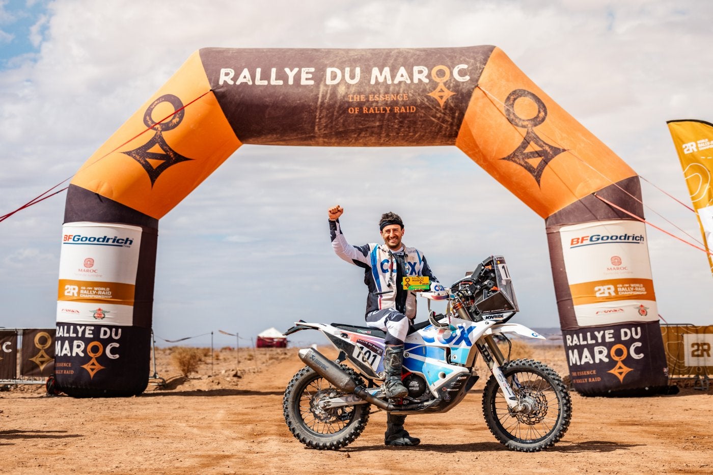 El donostiarra Iñigo Zardoya levanta el puño tras concluir el rally de Marruecos.