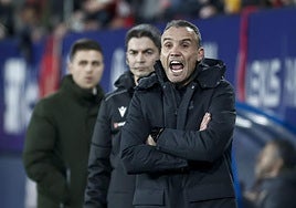Sergio Francisco dirige a sus jugadores en un momento del partido ante Osasuna.