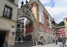 El Portal de Abajo o portalón es un punto neurálgico de la vida social de Arrasate.