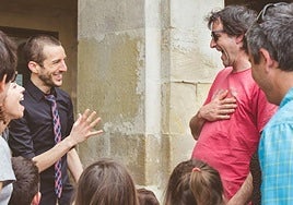 El humor y la sorpresa van de la mano en la magia de cerca de Asier Kidam.