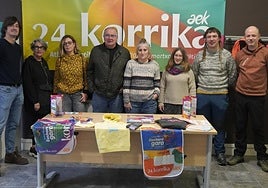 AEK-ko euskaltegi ezberdinetako irakasleak atzo goizean Beasainen egindako aurkezpenean, Luli Telleria (erdian berdez) ere bertan zela.