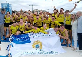 Orio Arraunketa Elkarteko arraunlariak pozik Kontxarako banderarekin, azken denboraldian irabazitako bandera preziatuena.