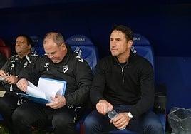Iban Fagoaga, el segundo entrenador, y Beñat San José, el técnico armero en el banquillo del Eibar.