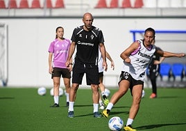 Iñaki Goikoetxea, el técnico armero, durante una sesión preparatoria en Areitio.