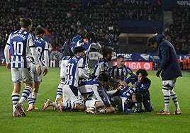 Barrene es felicitado efusivamente por sus compañeros tras su espectacular gol que redondeó el triunfo de la Real.