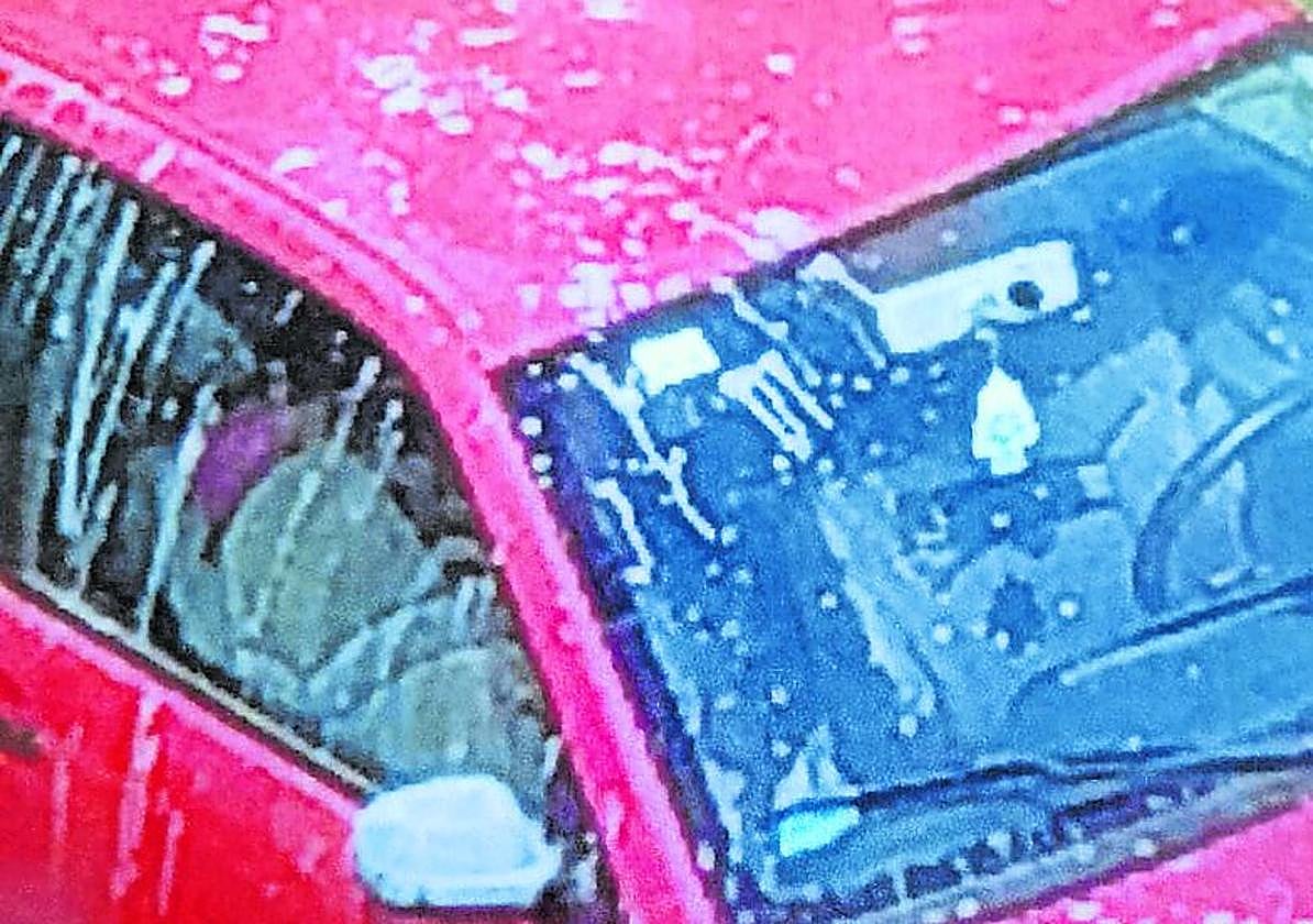 Imagen del vehículo vandalizado por un alumno que confesó.