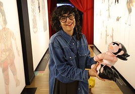 Ainara Martín sostiene una marioneta del museo tolosarra que dirige.