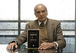 Pablo Martín-Laborda, con su libro.