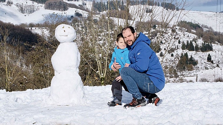 Gipuzkoa estrena la temporada de nieve: familias y txikis disfrutan de los primeros copos