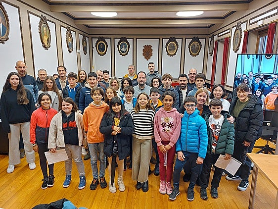 Trabajo conjunto. Representantes municipales, profesores y directivos de los centros educativos con los alumnos.