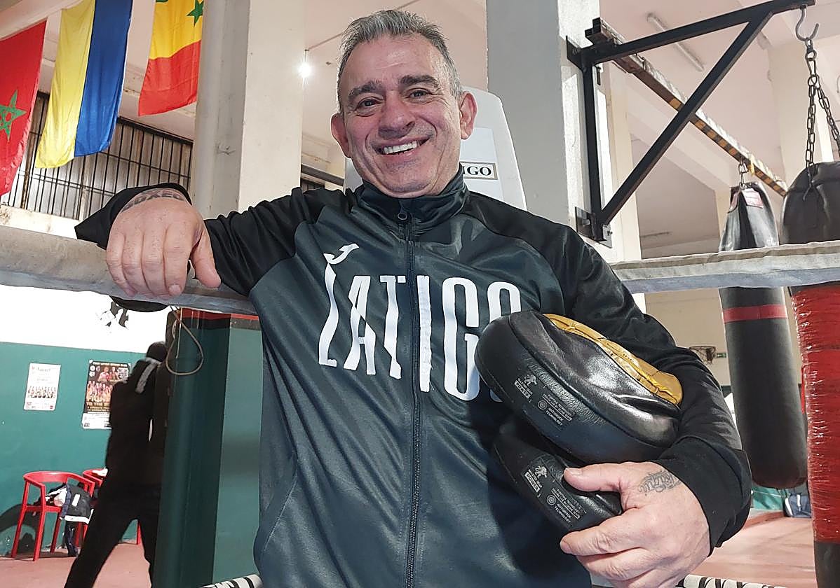 Sebastián Pérez posa sonriente en el gimnasio.