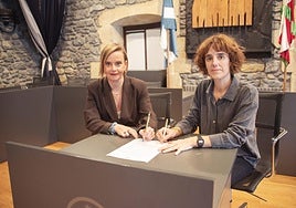 La portavoz del PNV en el Ayuntamiento, Janire Mitxelena, y la alcaldesa, Joana Mendiburu, firmando el acuerdo al que han llegado.