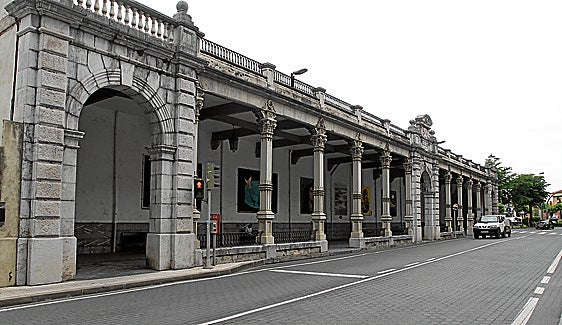 Vista general del emblemático edificio del Paseo Cubierto, situado entre las vías del ferrocarril y la carretera N-634.