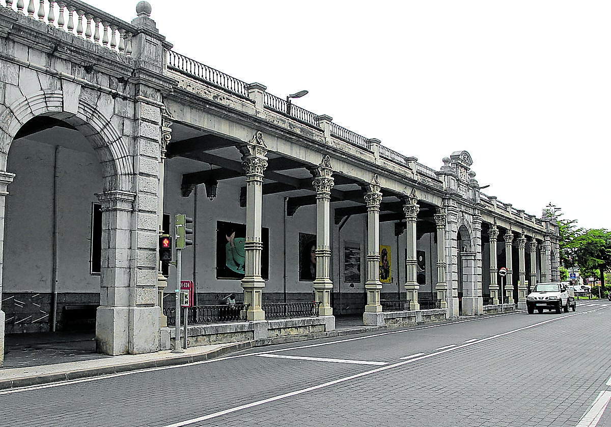 Vista general del emblemático edificio del Paseo Cubierto, situado entre las vías del ferrocarril y la carretera N-634.
