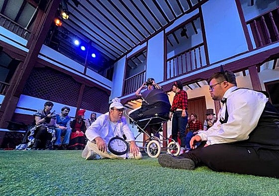 Representación de 'Exacticamente diversa' en el emblemático Corral de Comedias de Almagro.