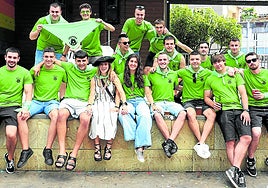 La cuadrilla La Roita posa junto a Nerea Sasiain y Ainara Burunza, las protagonistas del reto deportivo que se celebró el pasado mes de julio.