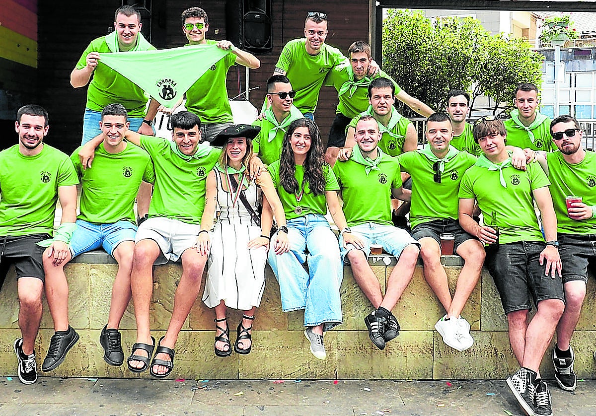 La cuadrilla La Roita posa junto a Nerea Sasiain y Ainara Burunza, las protagonistas del reto deportivo que se celebró el pasado mes de julio.